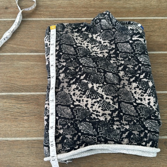 Snakeskin Print Cropped Sweater - Picture 5 of 5